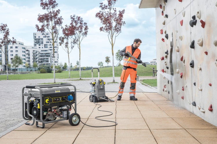 Kreissäge beim Schneiden von Metall, Bosch Logo