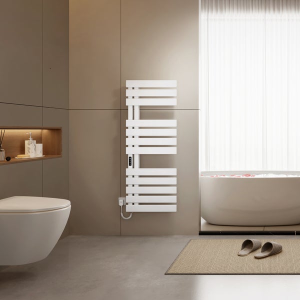 Moderner Badheizkörper in Weiß, elektrisch an brauner Wand montiert, in einem Badezimmer mit freistehender Badewanne und Wand-WC.