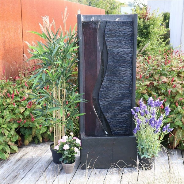 Gartenszene mit Wasserspiel, Pflanzen und Holzboden