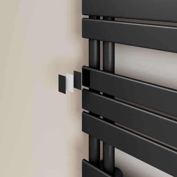 Detailansicht eines schwarzen Handtuchheizkörpers mit Explosionsdarstellung der Endkappe einer Heizlamelle.