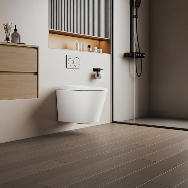 Modernes Badezimmer mit wandhängendem WC, begehbarer Dusche, Armatur, Holzfußboden und beleuchteter Wandnische.