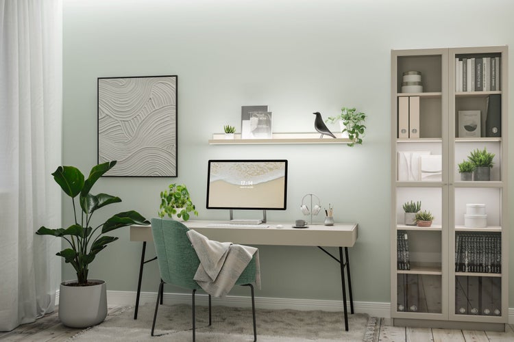 Helles Arbeitszimmer mit Schreibtisch, Stuhl, Computer, Regal und Zimmerpflanzen für eine freundliche Atmosphäre