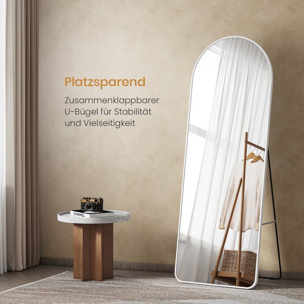 Detailaufnahme eines Spiegels mit abgerundeten Kanten und einem schmalen, rahmenlosen Design