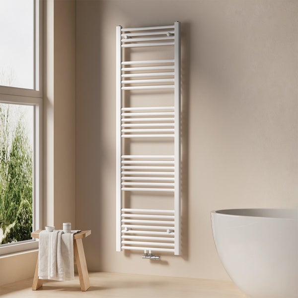 Badezimmer mit Handtuchwärmer, Badewanne und Hocker