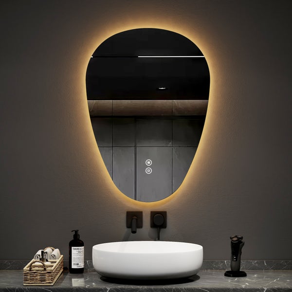 Moderner ovaler LED-Badspiegel mit Hintergrundbeleuchtung, Touch-Sensoren und Antibeschlagfunktion über einem Aufsatzwaschbecken.