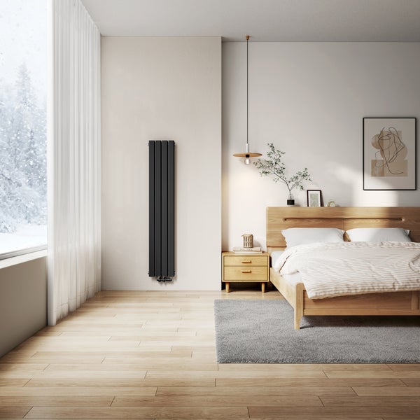 Schlafzimmer mit Bett, Nachttisch, Heizkörper und Fenster mit Winterlandschaft