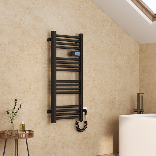 Schwarzer elektrischer Handtuchwärmer im Badezimmer