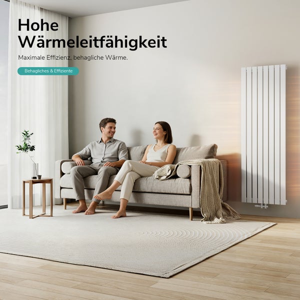 Wohnzimmer mit Paar auf Couch und Heizkörper an der Wand für effiziente Wärme.