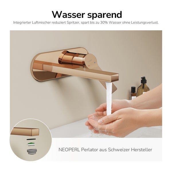 Wandarmatur in Gold mit Händen unter fließendem Wasser