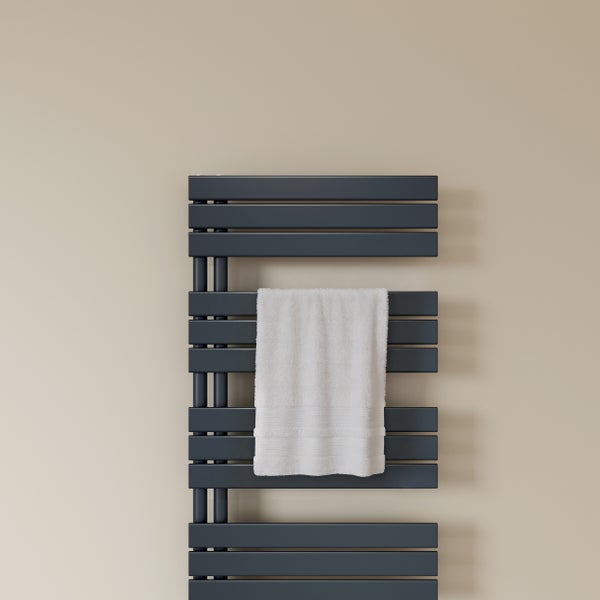 Handtuchheizkörper mit Handtuch