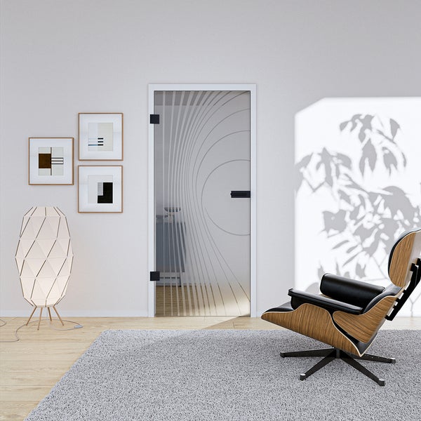 Ganzglastür mit kreisförmigem Muster in modernem Wohnzimmer mit Sessel, grauem Teppich und geometrischer Stehlampe.