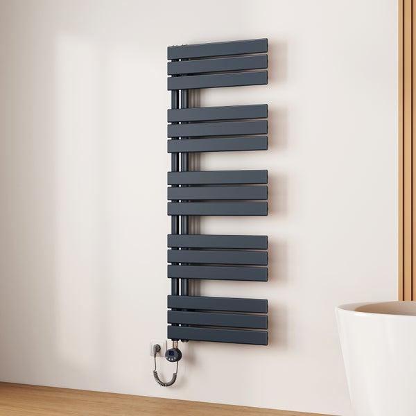 Elektrischer Handtuchwärmer mit horizontalen Heizstäben im Badezimmer
