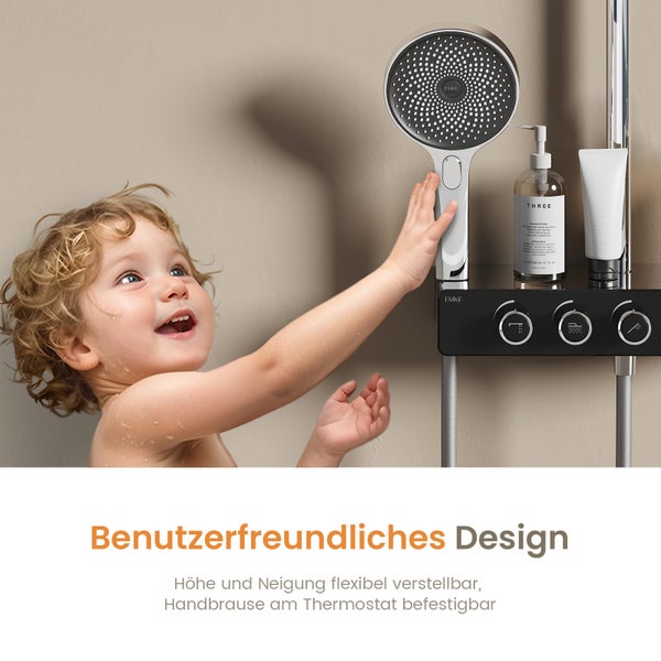 Kind im Badezimmer, das eine Handbrause von EMKE berührt, mit Shampooflasche und Duschgel