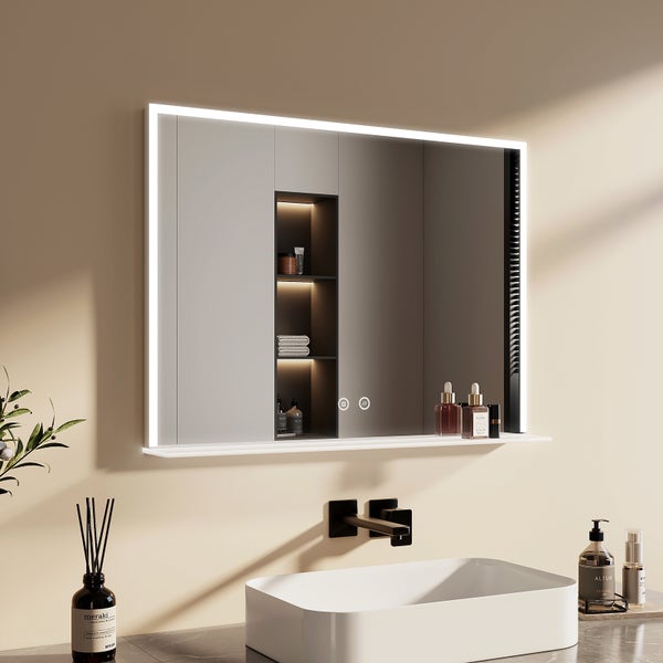 Spiegelschrank mit integrierter LED Beleuchtung und offener Ablage montiert über einem Waschbecken in einem Badezimmer.