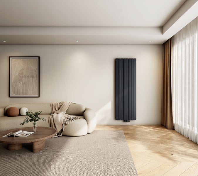 Nahaufnahme eines schwarzen Heizkörpers mit Anschlussstücken