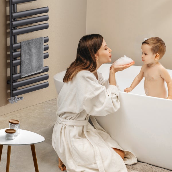 Badzimmer Szene mit Heizkörper, Mutter und Kind in Badewanne