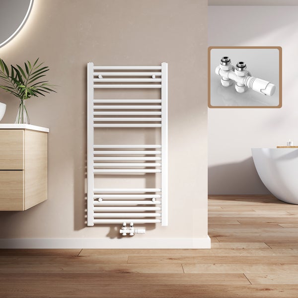 Badezimmer Szene mit einem weißen Handtuchwärmer und Thermostatventil