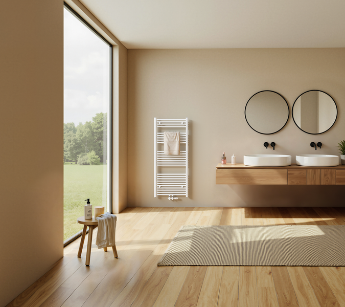 Helles Badezimmer mit Waschtisch, Spiegeln und Handtuchwärmer