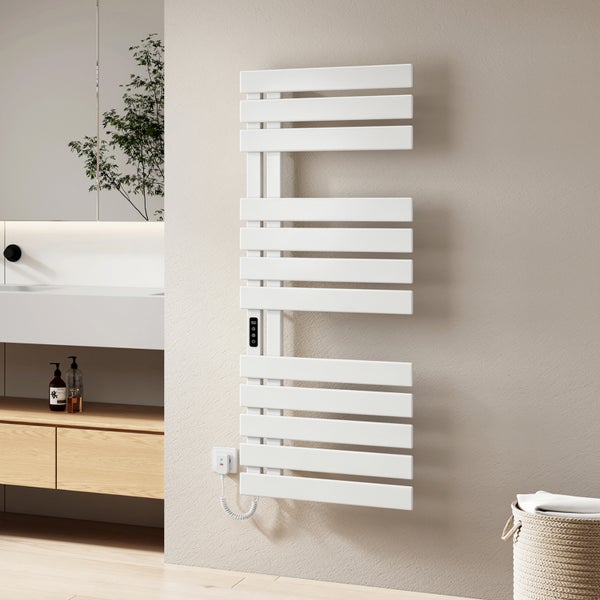 Elektrischer Badheizkörper mit flachen Lamellen an der Wand in einem modernen, hellen und organisierten Badezimmer.
