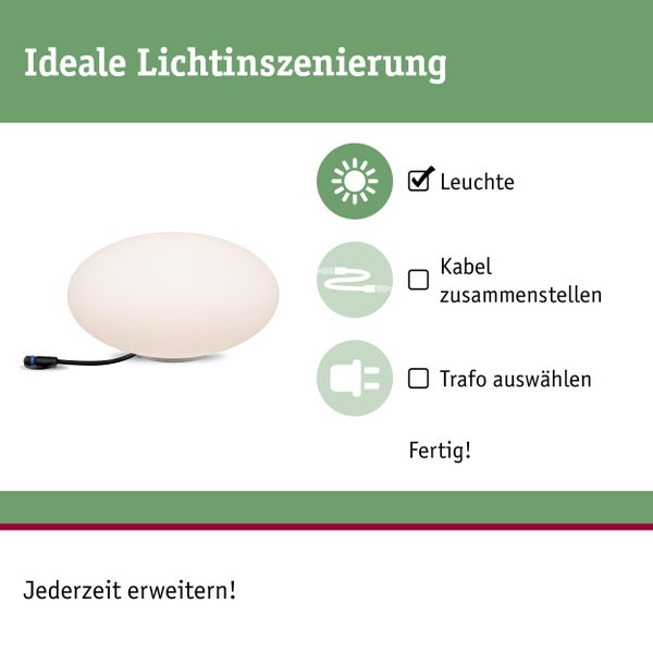 Szene mit drei runden Plug & Shine Gartenleuchten mit warmweißem Licht zwischen Pflanzen