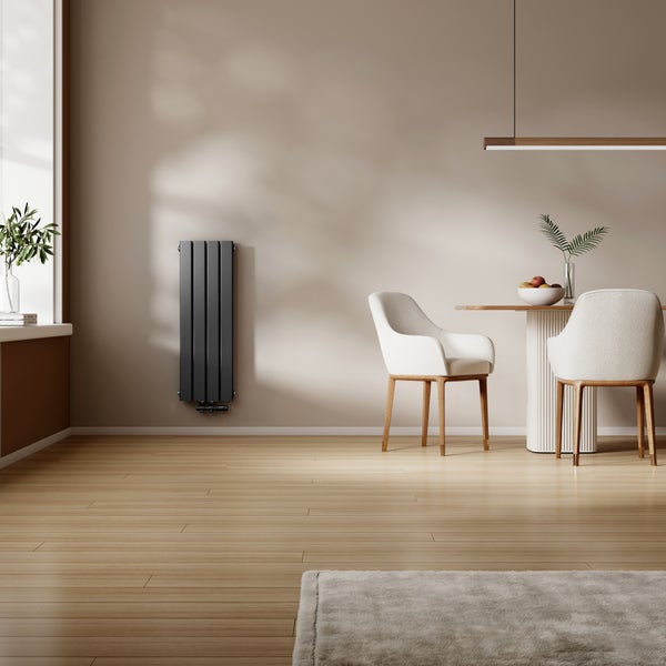 Esszimmer mit Heizkörper, Tisch und Stühlen