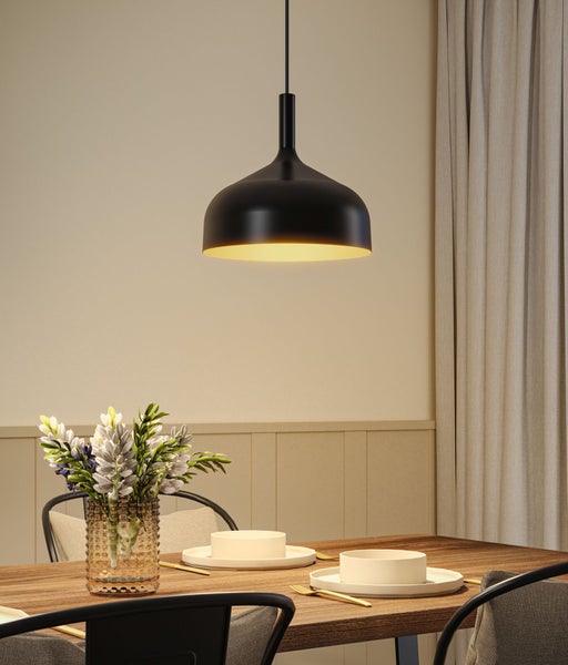 Esstisch mit Geschirr, Blumenvase und einer schwarzen Pendelleuchte