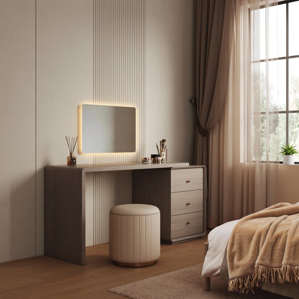 Moderner Schminktisch aus Holz mit beleuchtetem Spiegel und gepolstertem Hocker in einem stilvollen Schlafzimmer.