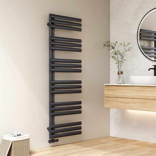 Badezimmer mit Designheizkörper in gerader Ausrichtung und horizontalen Heizrohren