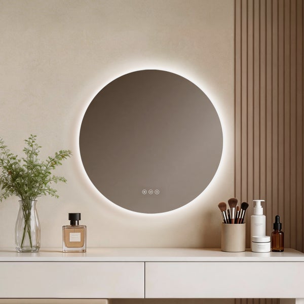Runder LED-Spiegel mit Hintergrundbeleuchtung und Touch-Sensoren über einem Tisch mit Accessoires und Wandpaneelen aus Holz.