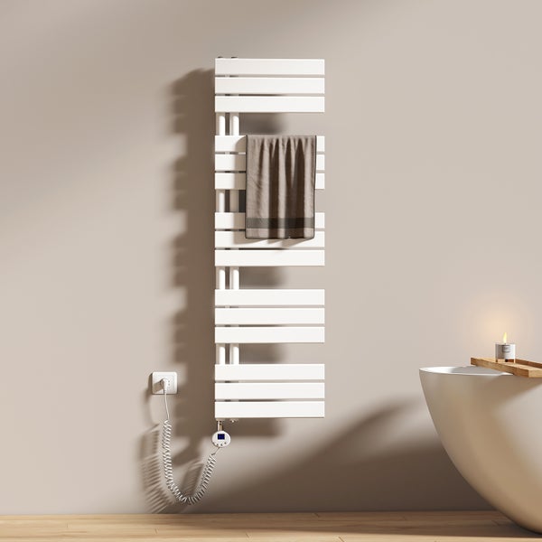 Weißer Handtuchwärmer mit Handtuch und Badewanne im Badezimmer