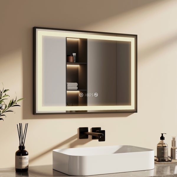 Badezimmer mit beleuchtetem Spiegelschrank, Waschbecken und Dekorationsartikeln für eine helle und organisierte Atmosphäre