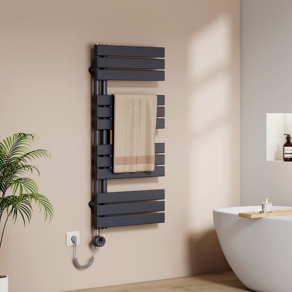 Modernes Badezimmer mit beheiztem Handtuchhalter und Badewanne