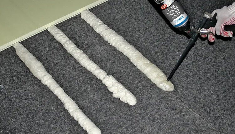 Auftragen von Dämmstoffkleber mit einer Schaumpistole
