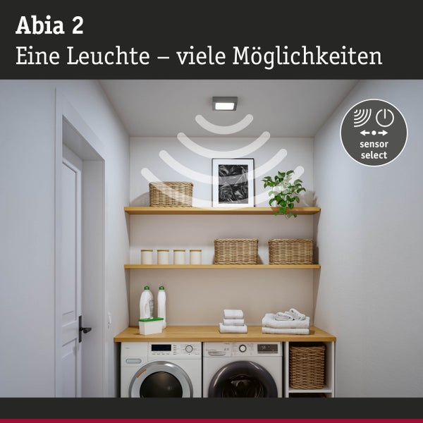 Waschküche mit Regalen, Waschmaschine, Trockner und Deckenleuchte mit Bewegungssensor