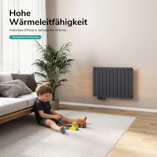 Wohnraum mit Paneelheizkörper, Sofa, Zimmerpflanze und spielendem Kind