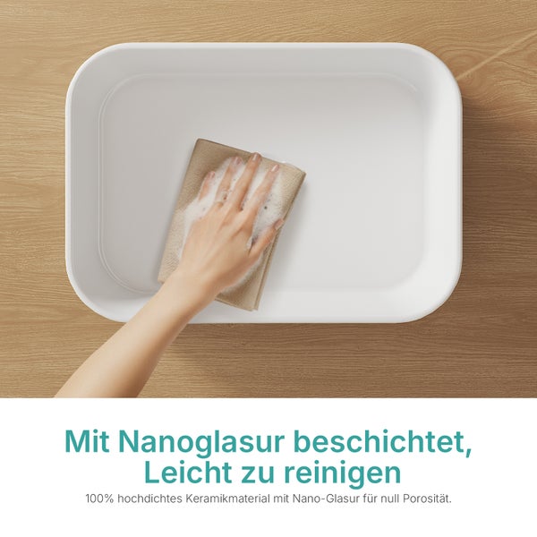 Aufnahme einer weißen Keramikspüle, die mit einem Tuch gereinigt wird