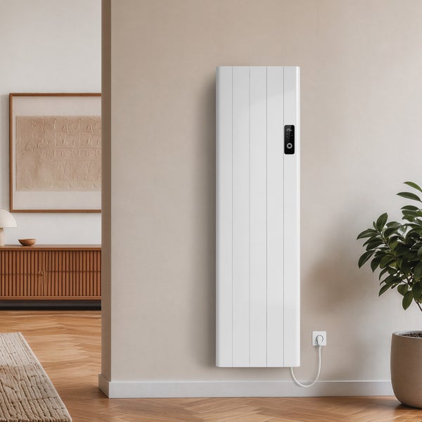 Elektrischer Flachheizkörper mit digitaler Anzeige, montiert an einer Wand in einem modern eingerichteten Wohnraum.