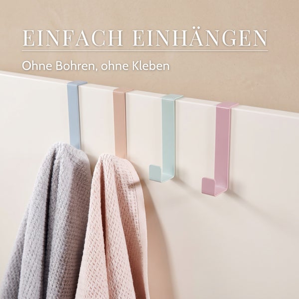 Vier bunte Türhaken zum Einhängen ohne Bohren oder Kleben an einer Schranktür mit zwei hängenden Handtüchern.