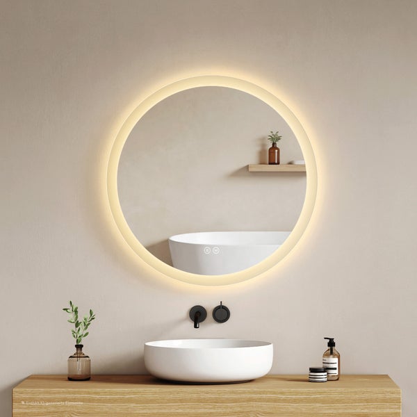Runder LED Badezimmerspiegel mit integrierter Beleuchtung über einem Waschbecken und Holzwaschtisch in modernem Badezimmerambiente.