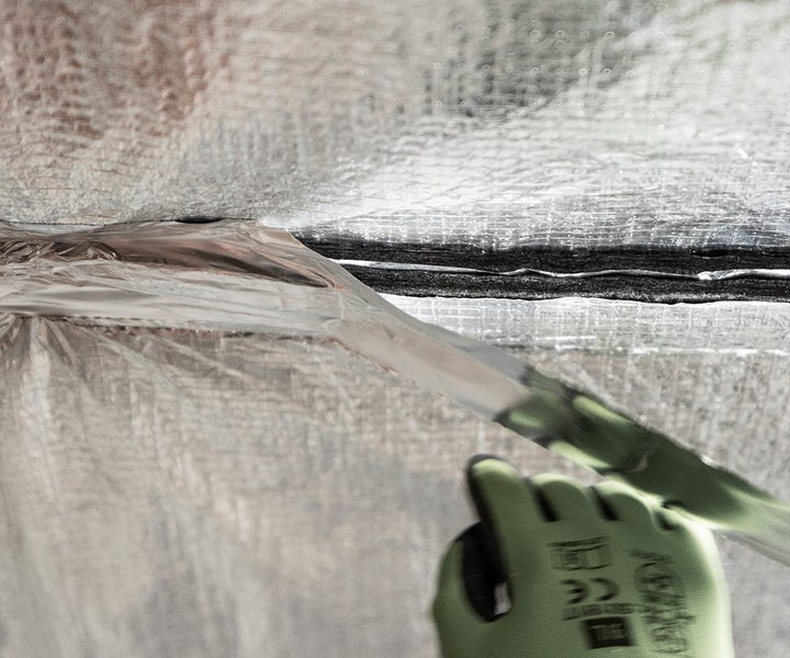 Anwendung von Dichtband zur Abdichtung von Baufolie