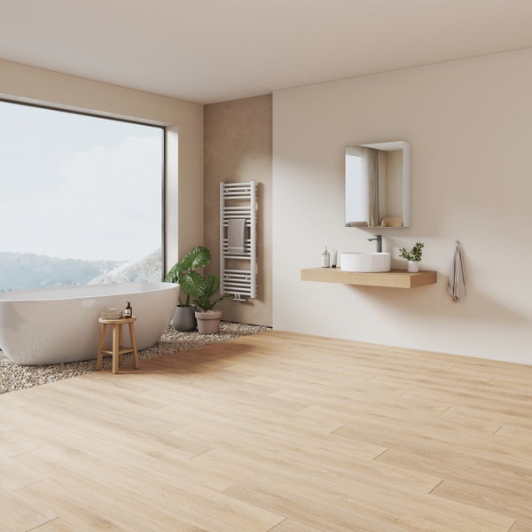 Modernes, helles Badezimmer mit freistehender Badewanne, hölzernem Waschtisch und hellem Boden in Holzoptik.