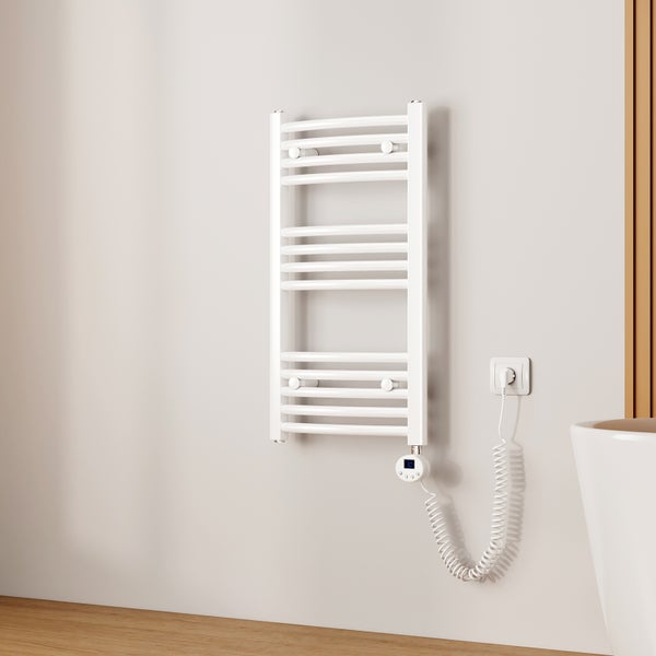 Hell eingerichtetes Badezimmer mit elektrischem Handtuchheizkörper mit gebogenen Sprossen, digitalem Thermostat, Spiralkabel, Holzboden und Badewanne.