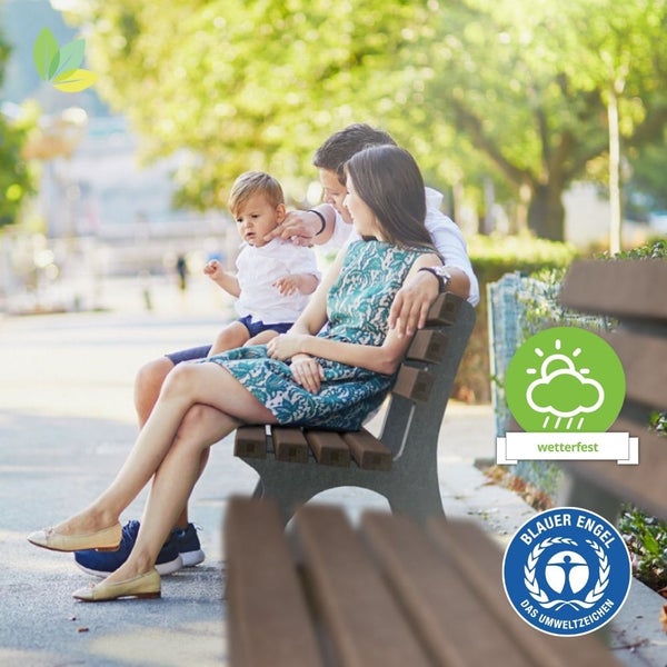 Familie sitzt auf einer witterungsbeständigen Parkbank im Freien, inklusive Blauer Engel Umweltzeichen und Symbol für Wetterfestigkeit.