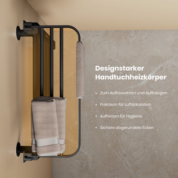 Designstarker Handtuchheizkörper mit Handtüchern an der Wand