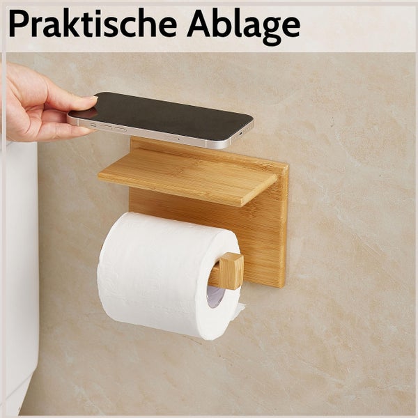 Toilettenpapierhalter aus Bambus mit integrierter Ablage für ein Smartphone an einer Wand montiert