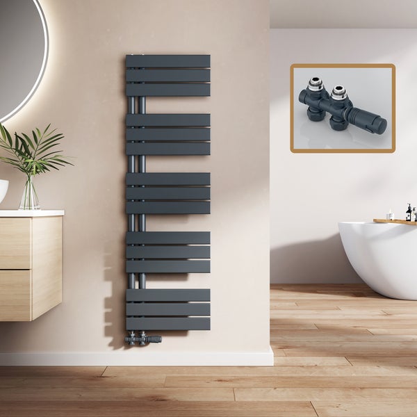 Badezimmer mit einem modernen, horizontalen Heizkörper und einem Thermostatventil