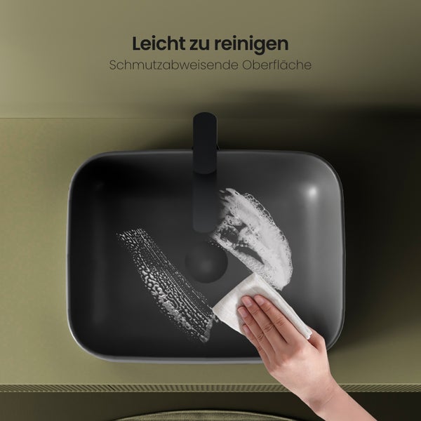 Aufsatzwaschbecken aus Keramik mit schmutzabweisender Oberfläche wird gereinigt