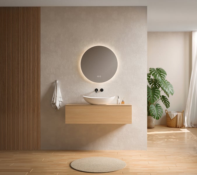 Modernes, helles Badezimmer mit hängendem Waschtisch in Holzoptik, weißem Aufsatzbecken, schwarzer Wandarmatur, rundem LED-Spiegel und Holzlamellen.