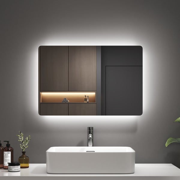 Modernes Badezimmer mit beleuchtetem Spiegelschrank, Waschbecken und Armatur