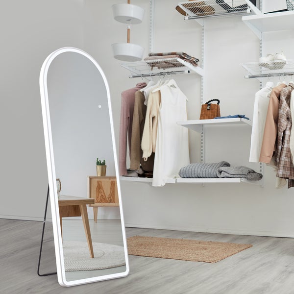 Standspiegel mit LED Beleuchtung in einem hellen Raum mit Kleidungssystem